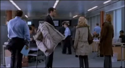 Dans la cellule de crise de la police, c'est l'effervescence, les enquêteurs ont apparemment localisé l'enfant et son kidnappeur. Le dénouement est proche. 
Dans quel film apparaît cette scène ?