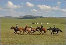 Pour quelle raison, tous les peuples cavaliers du monde ont-ils toujours organis des courses de vitesse ?