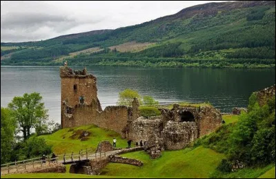 Le Château d'Urquhart > Celui-ci a quelque chose de spécifique aussi, mais quoi donc ?