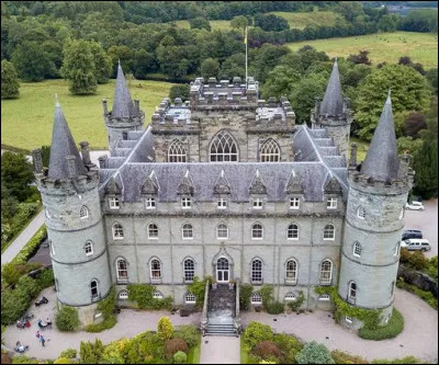 Inveraray > L'endroit servit de décor au tournage de [...], dont l'intrigue débute après un événement historique : lequel ?