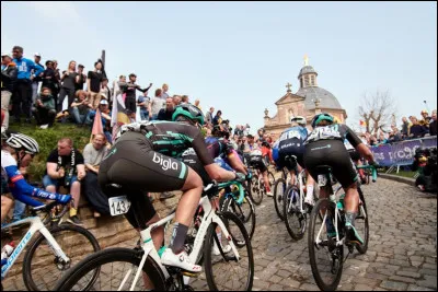 Quelle est cette difficulté majeure de la course, située à 44 km de l'arrivée, longue montée pavée à 11,6% de pente moyenne avec un passage à 22% ?