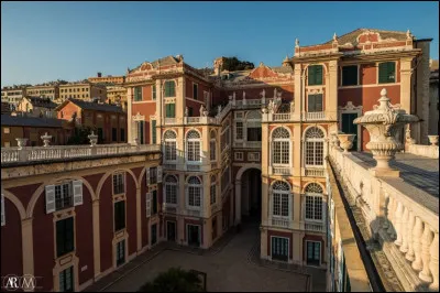 Le Palazzo Reale, d'architecture baroque, b&acirc;ti au XVIIe si&egrave;cle, se trouve &agrave; ...