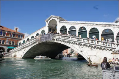 Le pont du Rialto, construit &agrave; la fin du XVIe si&egrave;cle, se trouve &agrave; ...