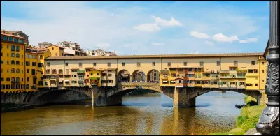 Le Ponte Vecchio, &agrave; la fois pont et galerie marchande, &eacute;difi&eacute; au milieu du XIVe si&egrave;cle, se trouve &agrave; ...