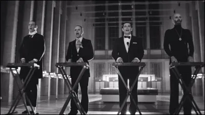 Complétez : 
"Doch jede Nacht ein wenig..."