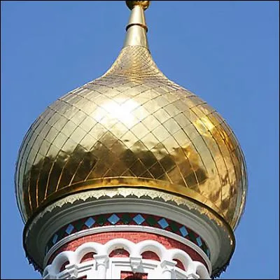 Quel cathédrale inaugurée en 1561 et surplombée de neuf tours est un symbole de larchitecture traditionnelle russe ?