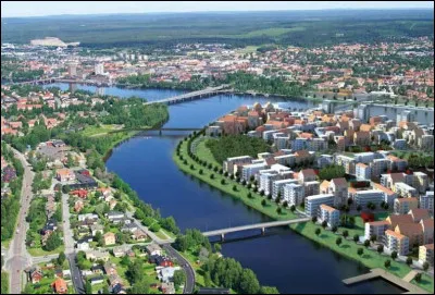Quelle est cette ville suédoise de 85 000 habitants, située sur la côte du golfe de Botnie dans la province historique de Västerbotten ; située à 600 kilomètres au nord de Stockholm, c'est la plus grande ville du nord de la Suède.