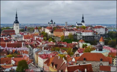 Quelle est cette capitale balte de 440 000 habitants, située en bordure du golfe de Finlande ?
