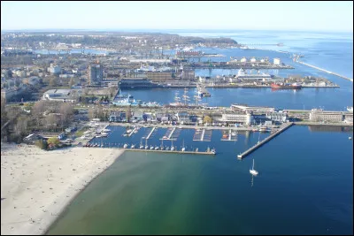 Quelle est cette ville de Pologne, située en Poméranie, port important, peuplée de 250 000 habitants ?