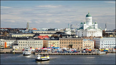 Quelle est cette capitale bordée par la Baltique, peuplée de 650 000 habitants ?