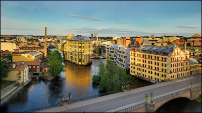 Quelle est cette ville suédoise de 87 000 habitants, située sur une baie de la mer Baltique, à l'embouchure du fleuve Motala Ström ?