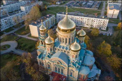 Quelle est cette ville de Lettonie, située sur la côte de Courlande, peuplée de 75 000 habitants ?