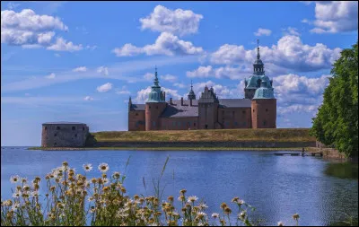 Quelle est cette ville suédoise de 40 000 habitants, construite face au détroit de la Baltique qui la sépare de l'île d'Öland ?
