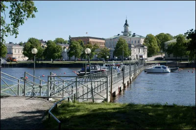 Quelle est cette ville de 80 000 habitants, située dans l'ouest de la Finlande, en bordure d'une côte basse et souvent sablonneuse ?