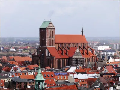 Quelle est cette ville maritime du nord de l'Allemagne, ancienne ville hanséatique peuplée de 40 000 habitants, située dans le land de Mecklembourg-Poméranie-Occidentale ?