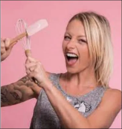 Qui est cette youtubeuse qui fait des vidéos sur de la cuisine entre autres ?