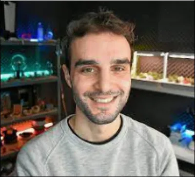 Qui est ce youtubeur qui fait des vidéos sur la science ?