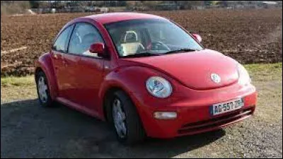 Quel modèle le constructeur Volkswagen a-t-il voulu remplacer avec la New Beetle ?