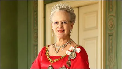 De quel pays cette femme est-elle la reine ?