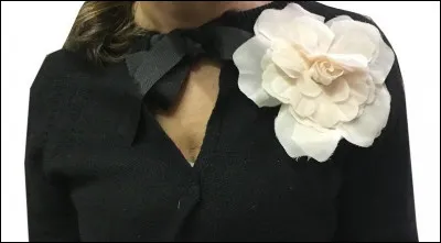 Cette fleur en tissu est de couleur [...].