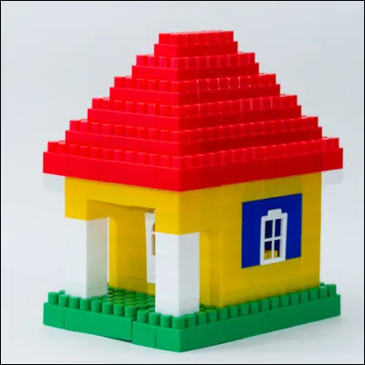 La petite Mia, folle des légos, souhaitait construire une maison comme celle qu'on trouve à Nîmes. Quelle forme a-t-elle donné à sa maison ?