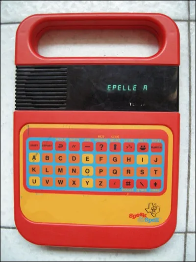 Dans le département du Lot, c'est au tour de la petite Fofo d'ouvrir ses cadeaux ! Le père Noël connait ses goûts, elle va encore faire des progrès en français !