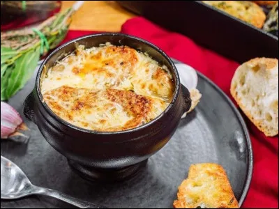 Les soupes à l'oignon sont populaires au moins depuis quelle époque ?