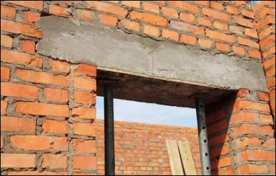 Il est souvent pratiqué dans un mur au-dessus d'une fenêtre ou d'une porte.