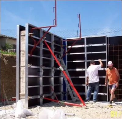 Il permet de dresser les murs en béton.