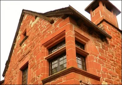 Comment se nomme en charpente, la remontée en bas de toiture ?