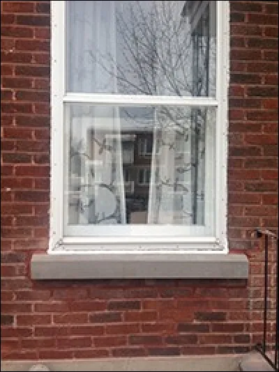 Comment se nomme la partie de mur sous une fenêtre ?