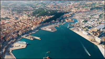 De quel pays les Marches sont-elles une région ?