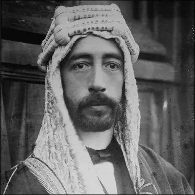 Quel régime politique Fayçal 1er instaure-t-il en Irak lors de sa prise de pouvoir en 1921 ?