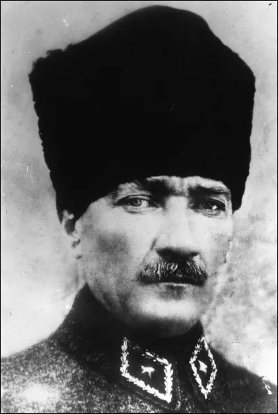En quelle année la république turque est-elle instaurée sous l'impulsion de Mustafa Kemal ?