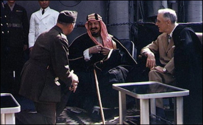 Comment se nomme le pacte signé le 14 février 1945 entre Roosevelt et Ibn Saoud qui promet un engagement de la part des États-Unis envers l'Arabie Saoudite concernant sa sécurité interne et externe en échange de pétrole ?