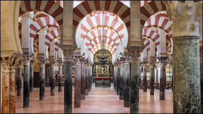 La grande mosquée (Mezquita) construite du VIIIe au Xe siècle, modifiée par l'ajout d'une cathédrale de style renaissance, se trouve à ...