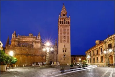 La grande cathédrale Notre-Dame du Siège (Catedral de Santa María de la Sede), édifiée au XVe siècle, et son clocher la Giralda, ancien minaret de la grande mosquée almohade, se trouvent à ...