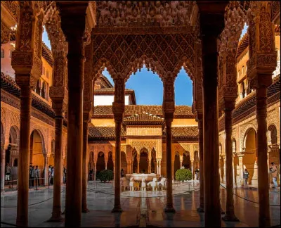 L'Alhambra, palais fortifié construit en grande partie au XIVe siècle et dominant la ville, se trouve à ...