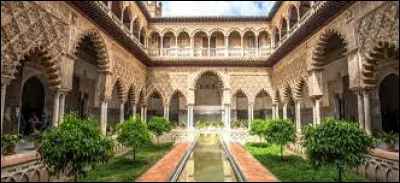 L'Alcazar (Real Alcázar), palais fortifié construit par les Omeyyades et modifié à plusieurs reprises pendant et après la période musulmane, se trouve à ...