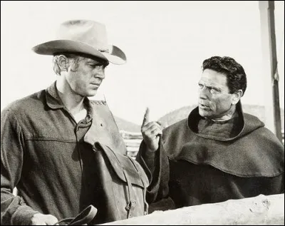 Quel acteur est le Père Zaccardi, un moine franciscain, qui accueille Max (Steve McQueen) dans ce western d'Henry Hathaway ?