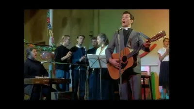 Dans quel film voit-on Patrick Bouchitey, le curé de la paroisse, chanter "Jésus reviens" ?