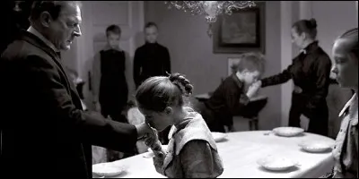 À la veille de la Première Guerre mondiale, dans un village de l'Allemagne du nord, le pasteur impose un extrême rigorisme et inflige à ses enfants des punitions corporelles et des sévices moraux : quel est ce film ?