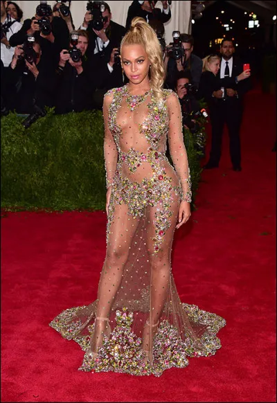 Lors du "MET Ball 2015", Beyoncé était apparue dans une magnifique robe en mousseline ornée de pierres et de strass signée...