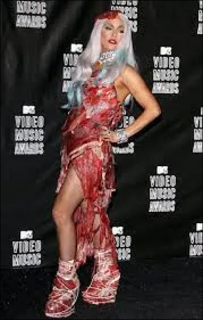 Pour quelle cérémonie en 2010, Lady Gaga a-t-elle porté une robe en viande ?