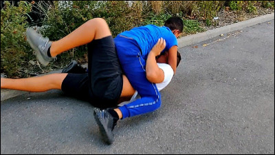 (Mise en place.)&Agrave; la r&eacute;cr&eacute;ation, un groupe de 4 &eacute;l&egrave;ves viennent t'insulter et te taper, que fais-tu ?