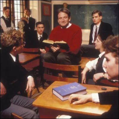 Quel est ce drame américain de 1989, l'histoire d'un jeune étudiant timide dont la vie est bouleversée par les dires d'un professeur de lettres plutôt étrange, avec en vedette Robin Williams ?