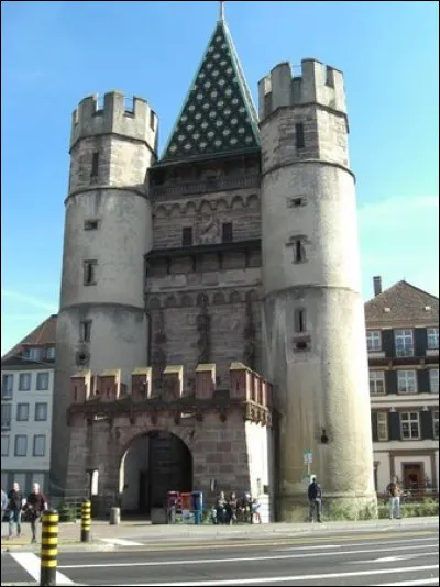 Le Spalentor ou porte de Spalen, porte médiévale vestige de lancienne fortification entourant la ville, se trouve à ...