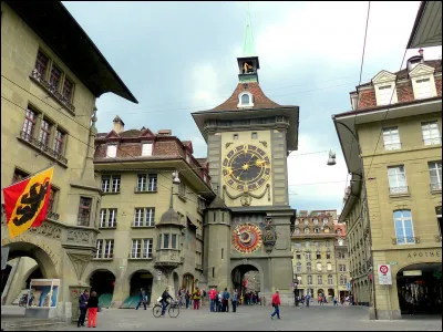 La Zytglogge (ou Zeitglockenturm en allemand) ou Tour de l'Horloge, avec son horloge astronomique du XVIe siècle, se trouve à ...