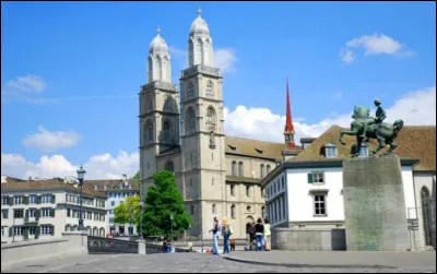 Le Grossmünster, église d'architecture romane et de culte protestant, se trouve à ...
