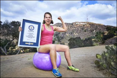 Pour finir, l'Américaine Ali Spagnola a parcouru 100 mètres sur un ballon sauteur. Mais en combien de temps ?